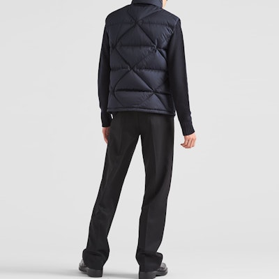 PRADA SS23 Rompi Puffer Warna Polos dengan Cetakan Huruf Resleting. SGC115-1WQ8-F0SVF-S-202 Shop PRADA SS23 Rompi Puffer Warna Polos dengan Cetakan Huruf Resleting. SGC115-1WQ8-F0SVF-S-202