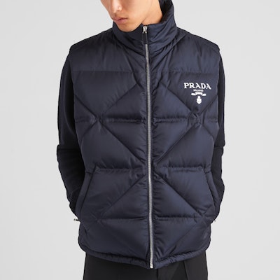 PRADA SS23 Rompi Puffer Warna Polos dengan Cetakan Huruf Resleting. SGC115-1WQ8-F0SVF-S-202 Purchase PRADA SS23 Rompi Puffer Warna Polos dengan Cetakan Huruf Resleting. SGC115-1WQ8-F0SVF-S-202