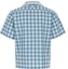 Lookbook 프라다 SS23 터콰이즈 체크 물결무늬 반팔 셔츠. UCS434-1LTR-F03DV