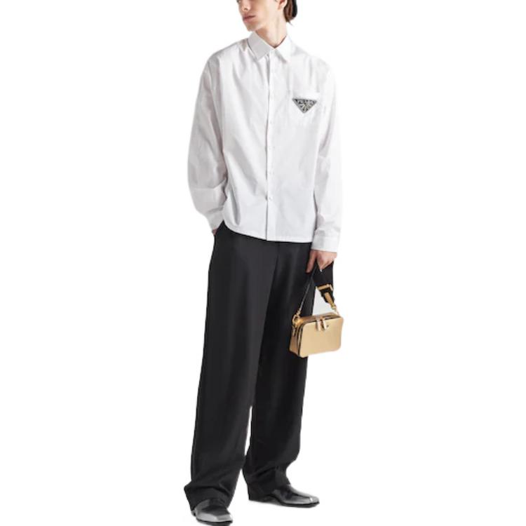 Lookbook 프라다 SS23 화이트 로고 버튼업 자외선 차단 셔츠. UCN467-1XV2-F0009-S-231