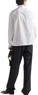 프라다 SS23 화이트 로고 버튼업 자외선 차단 셔츠. UCN467-1XV2-F0009-S-231 Shop 프라다 SS23 화이트 로고 버튼업 자외선 차단 셔츠. UCN467-1XV2-F0009-S-231