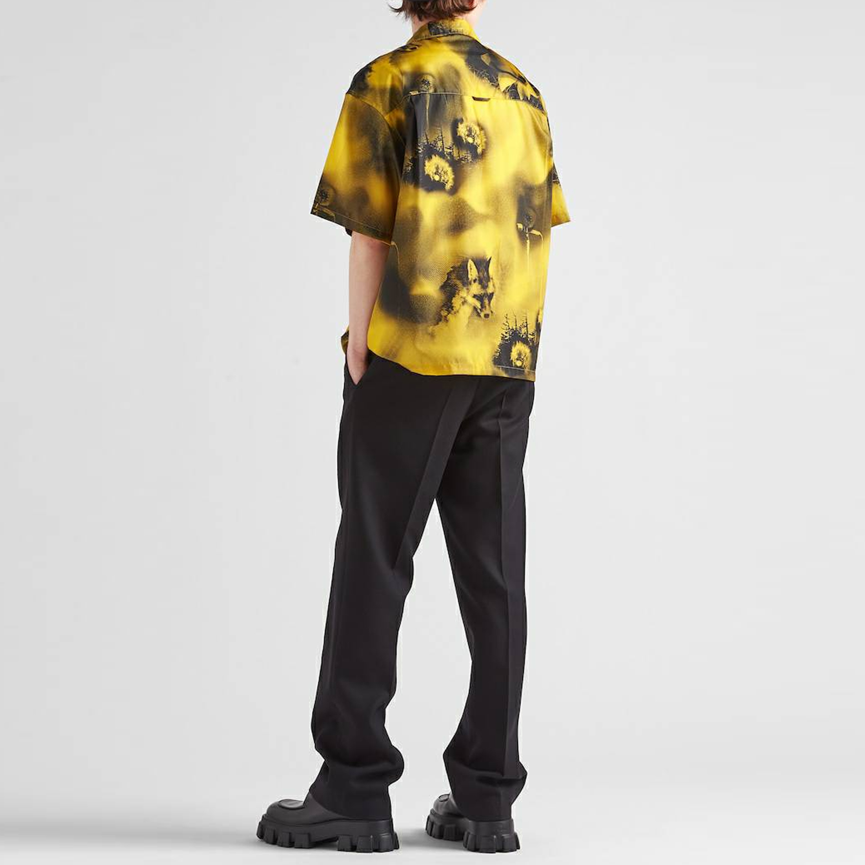 Shop PRADA SS23 黄色印花防曬短袖襯衫 SC513-11P1-F0010-S-202