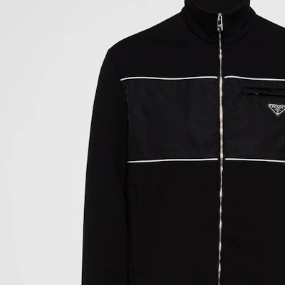 Prada SS23 黑色純色琺瑯標誌立領夾克 UJL57A-118V-F0967-S-231 Sizing Prada SS23 黑色純色琺瑯標誌立領夾克 UJL57A-118V-F0967-S-231