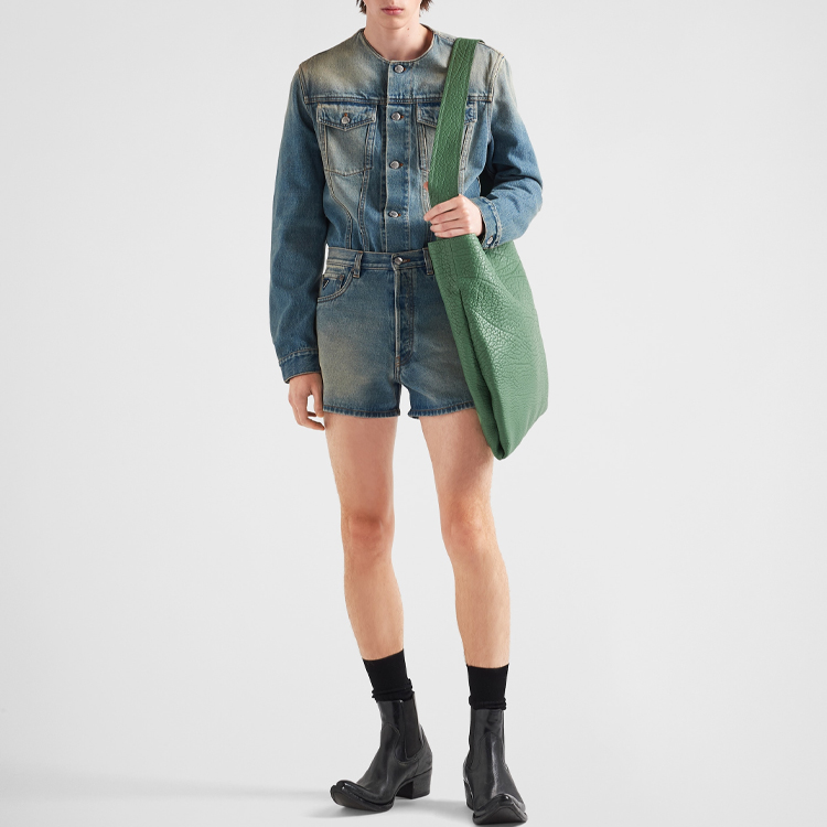 Lookbook 普拉达SS23破洞中腰纽扣牛仔短裤男士 - 蓝色牛仔裤 GEP350-12K1-F0V3N-S-231