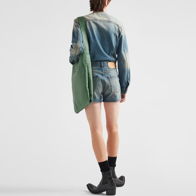 Shop 普拉达SS23破洞中腰纽扣牛仔短裤男士 - 蓝色牛仔裤 GEP350-12K1-F0V3N-S-231