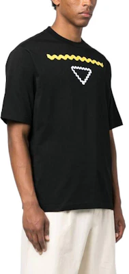 PRADA SS23 三角標誌印花黑色休閒T恤 時尚款式。 UJN847-12VV-F0002-S-231 Purchase PRADA SS23 三角標誌印花黑色休閒T恤 時尚款式。 UJN847-12VV-F0002-S-231