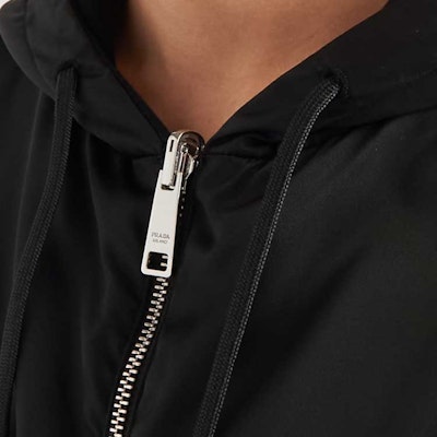 PRADA SS24 Jaket Hoodie Oversized Hitam Logo Patch. UJL41B-11JE-F0806-S-OOO Sizing PRADA SS24 Jaket Hoodie Oversized Hitam Logo Patch. UJL41B-11JE-F0806-S-OOO