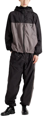 プラダ SS24 ブラック ストライプ パッチワーク リラックスフィット ジョガーパンツ. SPH442-1WQ9-F0N5A-S-OOO Lookbook プラダ SS24 ブラック ストライプ パッチワーク リラックスフィット ジョガーパンツ. SPH442-1WQ9-F0N5A-S-OOO