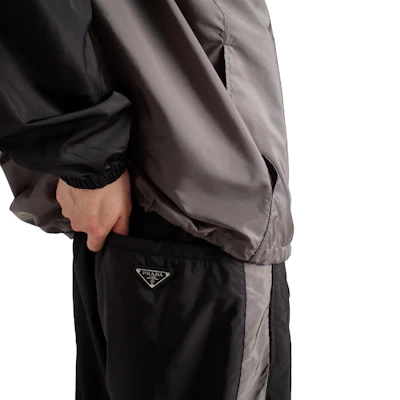 プラダ SS24 ブラック ストライプ パッチワーク リラックスフィット ジョガーパンツ. SPH442-1WQ9-F0N5A-S-OOO Details for プラダ SS24 ブラック ストライプ パッチワーク リラックスフィット ジョガーパンツ. SPH442-1WQ9-F0N5A-S-OOO