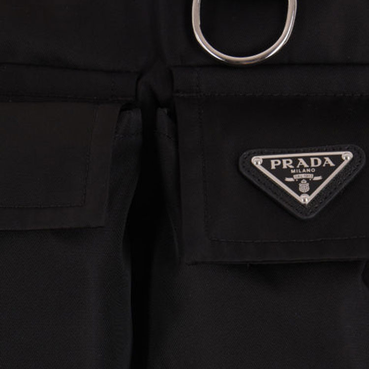 Shop PRADA SS24 Vest Hitam Leher-V dengan Poket Logo Patch Berzip. SGC499-1WQ8-F0002-S-OOO