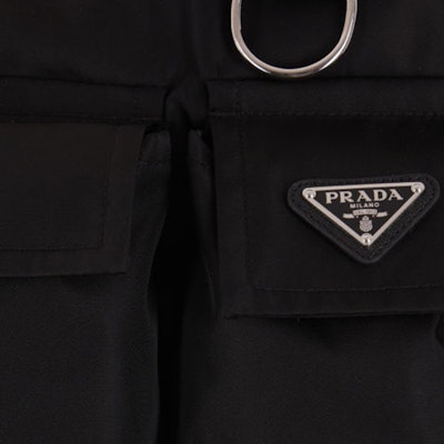 PRADA SS24 黑色V領拉鍊背心附標誌口袋. SGC499-1WQ8-F0002-S-OOO Shop PRADA SS24 黑色V領拉鍊背心附標誌口袋. SGC499-1WQ8-F0002-S-OOO