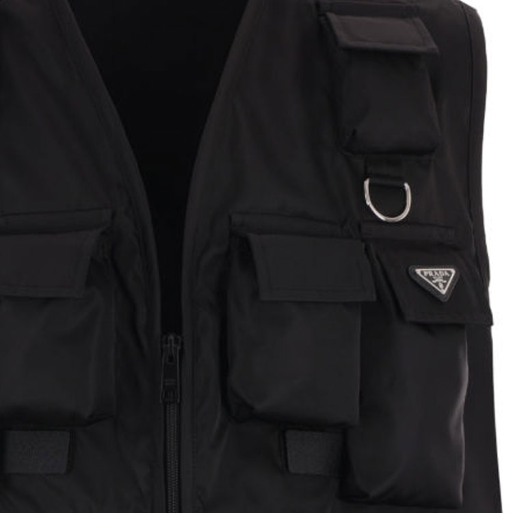 Sizing PRADA SS24 Vest Hitam Leher-V dengan Poket Logo Patch Berzip. SGC499-1WQ8-F0002-S-OOO