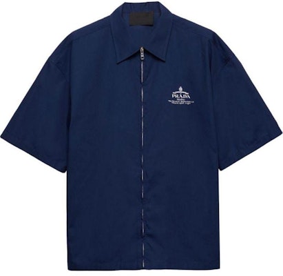 프라다 SS24 블루 로고 프린트 반팔 지퍼 셔츠. SC781-1480-F0216-S-OOO Buy 프라다 SS24 블루 로고 프린트 반팔 지퍼 셔츠. SC781-1480-F0216-S-OOO