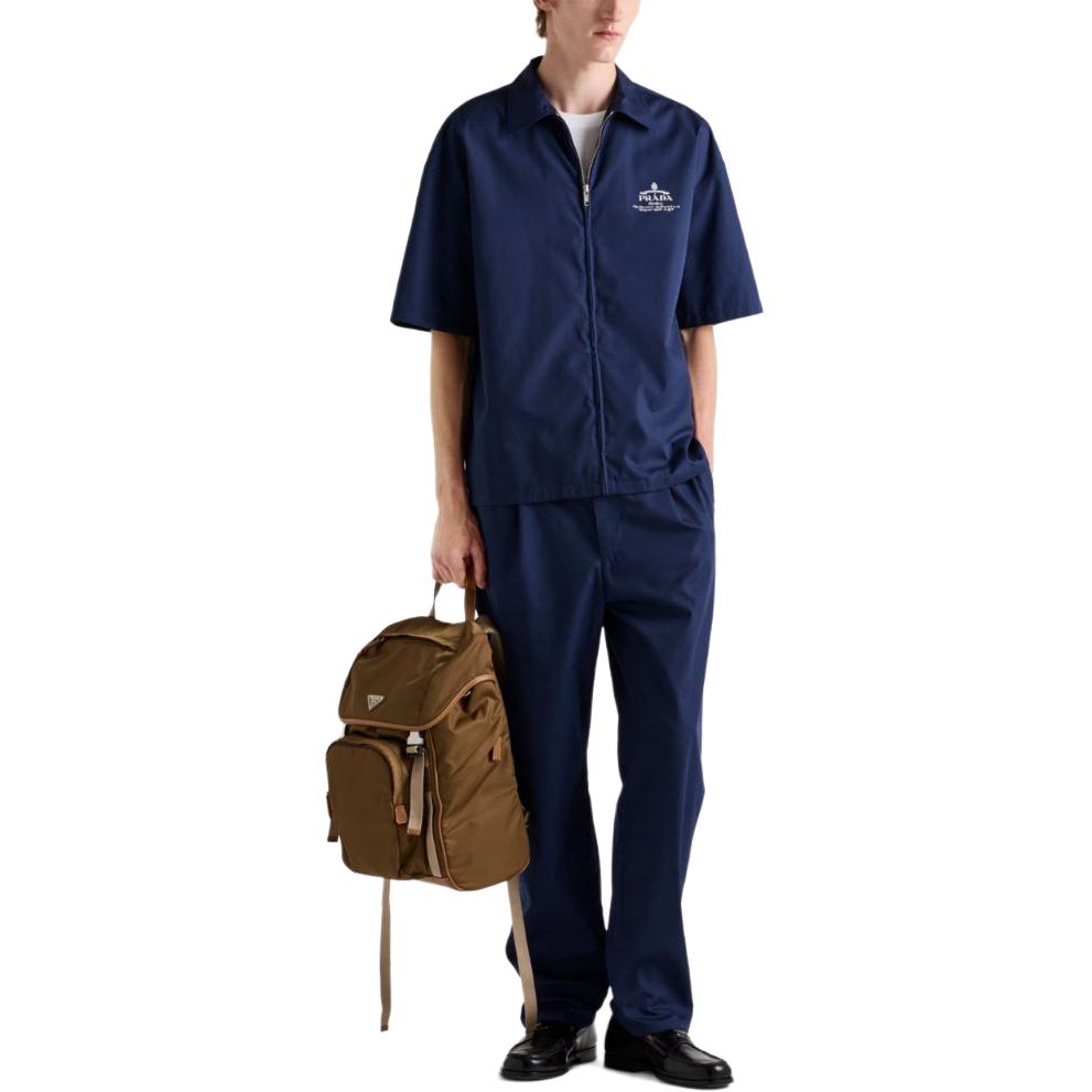 Lookbook 프라다 SS24 블루 로고 프린트 반팔 지퍼 셔츠. SC781-1480-F0216-S-OOO