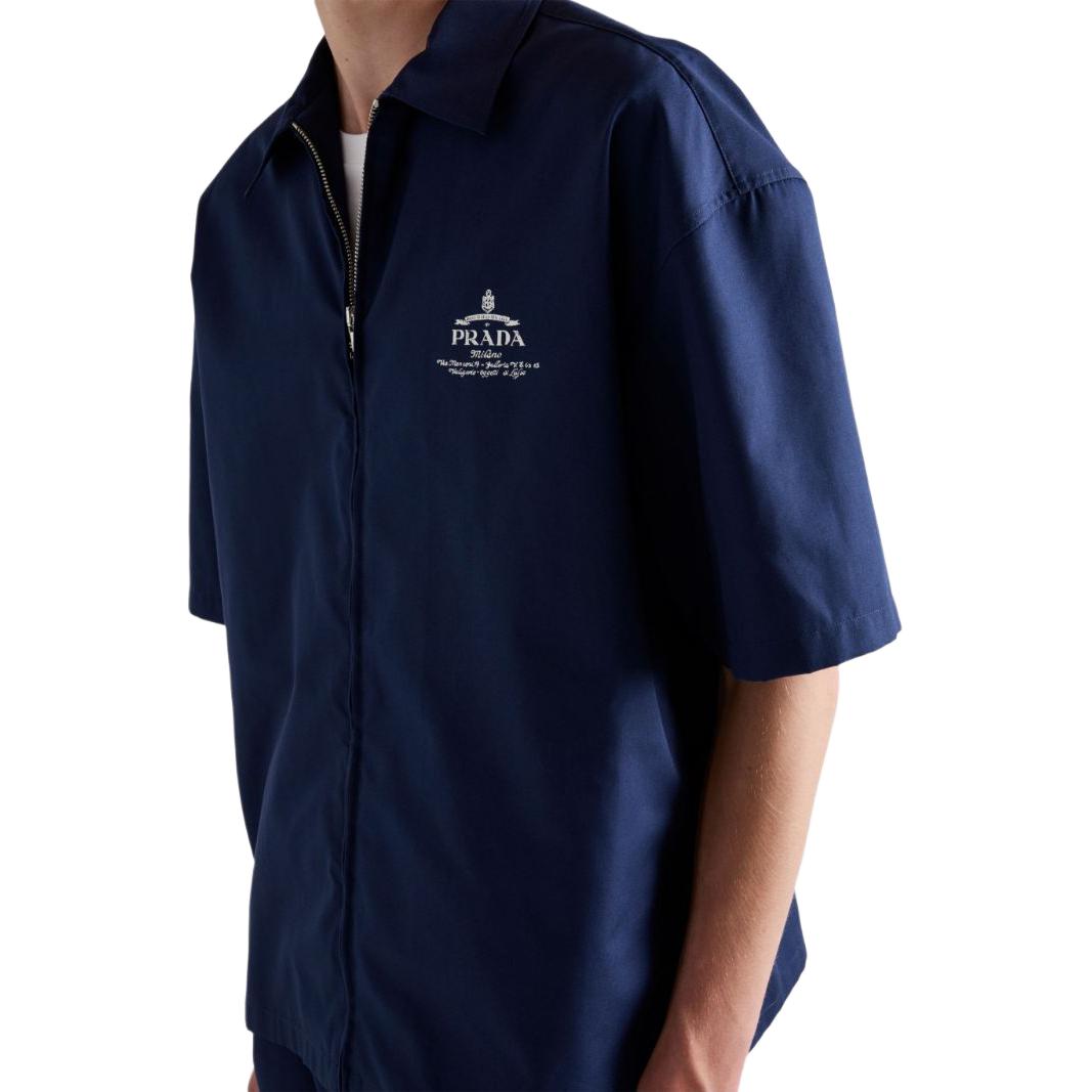 Purchase 프라다 SS24 블루 로고 프린트 반팔 지퍼 셔츠. SC781-1480-F0216-S-OOO