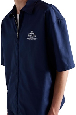 프라다 SS24 블루 로고 프린트 반팔 지퍼 셔츠. SC781-1480-F0216-S-OOO Purchase 프라다 SS24 블루 로고 프린트 반팔 지퍼 셔츠. SC781-1480-F0216-S-OOO