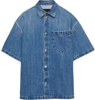 PRADA SS24 Blue Loose Fit Denim Short Sleeve Shirt with Logo Patch. GEC067-15N1-F0V3N-S-212 PRADA SS24 Blue Loose Fit Denim Short Sleeve Shirt with Logo Patch. GEC067-15N1-F0V3N-S-212