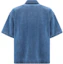 Lookbook 普拉达SS24蓝色宽松版牛仔短袖衬衫配徽标贴章。 GEC067-15N1-F0V3N-S-212