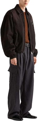 Chaqueta Denim PRADA SS24 Holgada con Logo en Marrón Oscuro. GEB268-142D-F0631-S-OOO Lookbook Chaqueta Denim PRADA SS24 Holgada con Logo en Marrón Oscuro. GEB268-142D-F0631-S-OOO