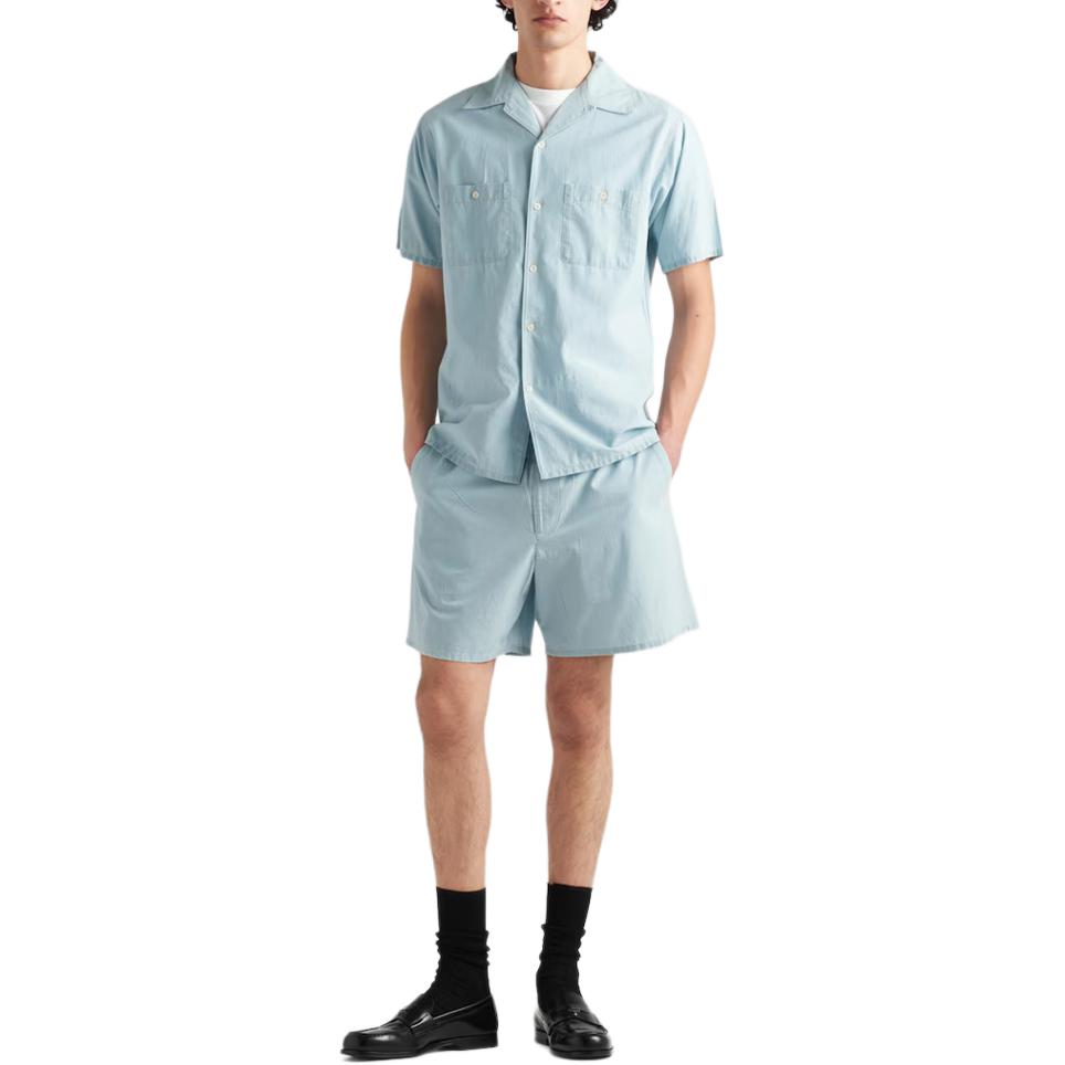 Lookbook PRADA SS24 Celana Pendek Kasual Rendah Berwarna Biru Langit dengan Resleting GEP377-14J5-F0BAU-S-OOO