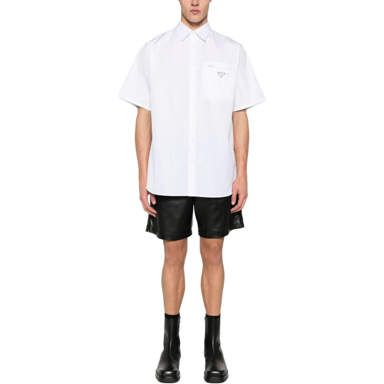 Lookbook PRADA SS24 白色棉質短袖襯衫附標誌。 UCS503-1XV2-F0009-S-OOO