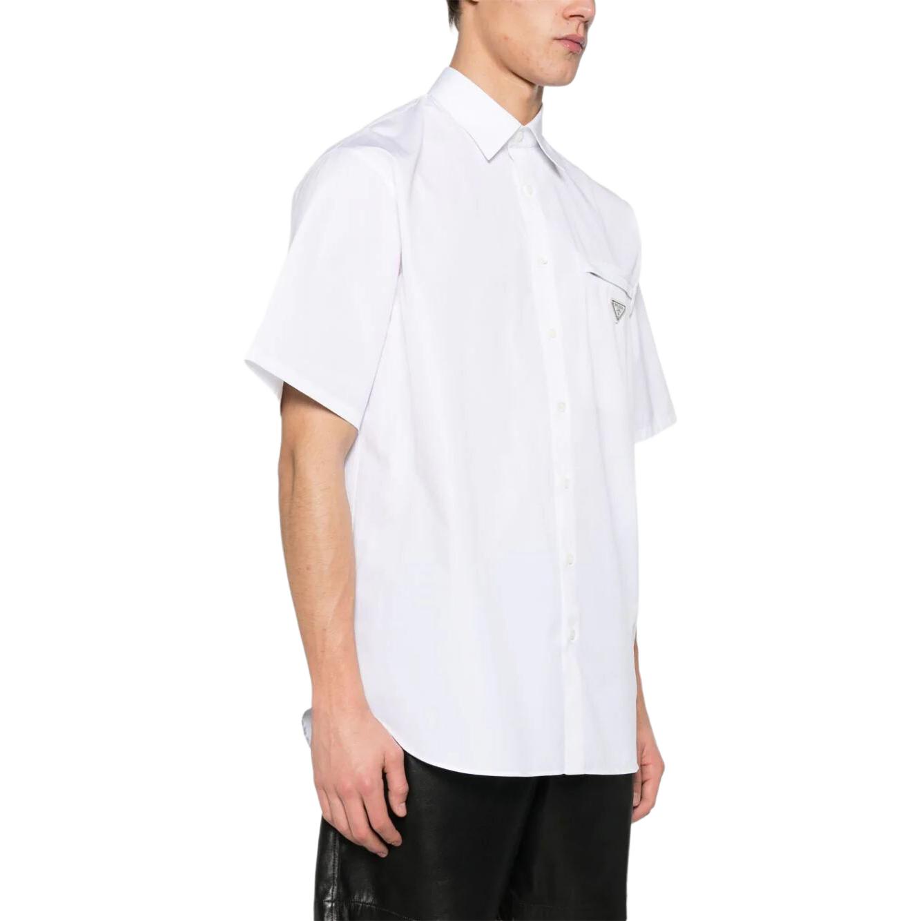 Purchase PRADA SS24 白色棉質短袖襯衫附標誌。 UCS503-1XV2-F0009-S-OOO