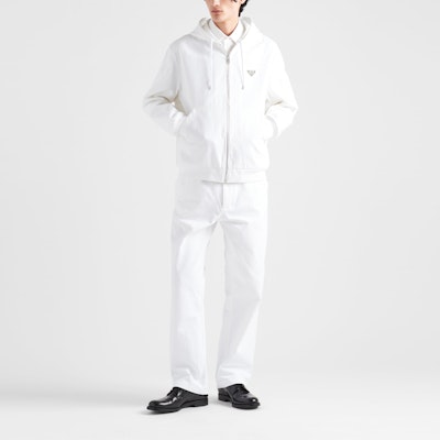 普拉达 SS24 白色连帽拉链徽标夹克 GEB259-1ZFB-F01CD-S-OOO Lookbook 普拉达 SS24 白色连帽拉链徽标夹克 GEB259-1ZFB-F01CD-S-OOO