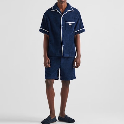 PRADA SS24 男士徽标海军蓝单排扣直筒短袖衬衫 SC559-1ZR3-F0008-S-212 Lookbook PRADA SS24 男士徽标海军蓝单排扣直筒短袖衬衫 SC559-1ZR3-F0008-S-212