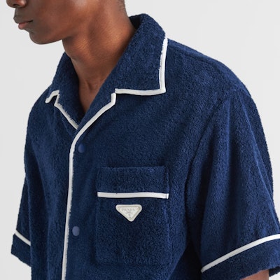 PRADA SS24 男士徽标海军蓝单排扣直筒短袖衬衫 SC559-1ZR3-F0008-S-212 Purchase PRADA SS24 男士徽标海军蓝单排扣直筒短袖衬衫 SC559-1ZR3-F0008-S-212