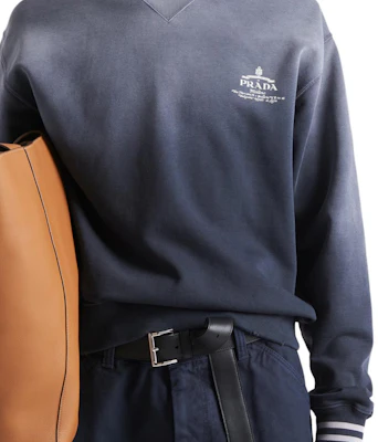 Prada SS24 標誌印花條紋邊圓領長袖衫 藍色 UJL69B-15CA-F0008-S-OOO Shop Prada SS24 標誌印花條紋邊圓領長袖衫 藍色 UJL69B-15CA-F0008-S-OOO