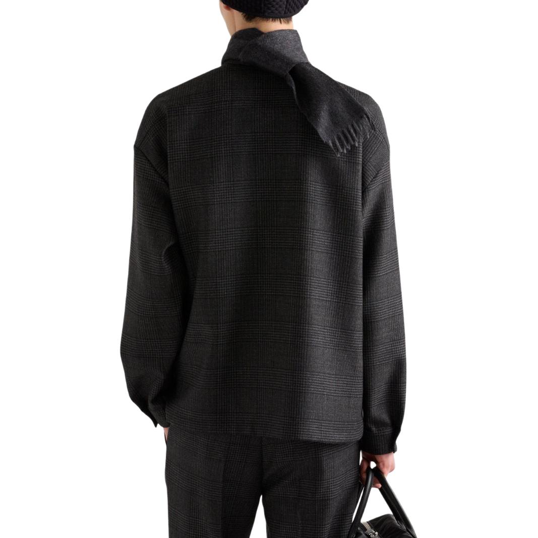 Lookbook PRADA SS24 條紋Logo拉鍊翻領長袖襯衫 男士深炭灰 SC540-15OW-F0308-S-211