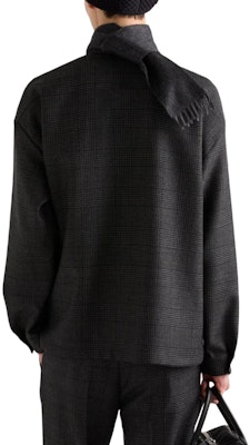 PRADA SS24 條紋Logo拉鍊翻領長袖襯衫 男士深炭灰 SC540-15OW-F0308-S-211 Lookbook PRADA SS24 條紋Logo拉鍊翻領長袖襯衫 男士深炭灰 SC540-15OW-F0308-S-211