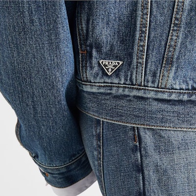 普拉达SS24 男士水洗单排扣蓝色牛仔夹克 GEB257-14EF-F0008-S-OOO Sizing 普拉达SS24 男士水洗单排扣蓝色牛仔夹克 GEB257-14EF-F0008-S-OOO