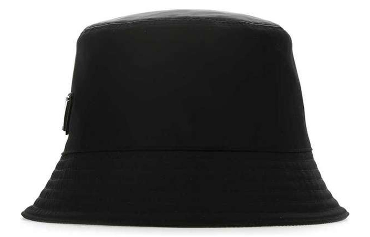 Lookbook Sombrero Tipo Cubo Negro de Nylon PRADA Logo Triángulo Unisex Estilo Pareja. 1HC1372DMI-F0002