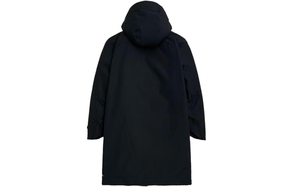 Lookbook PUMA 黑色印花标志中长款连帽夹克。 940160-01