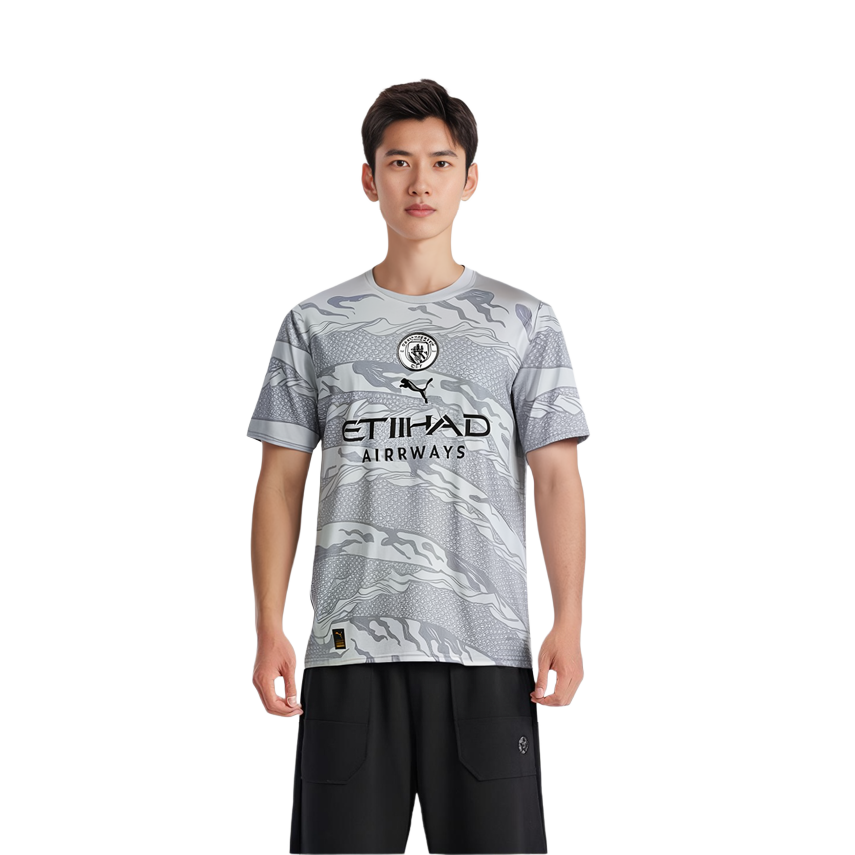 Shop PUMA 龍紋圓領灰色休閒運動T恤 778516-20