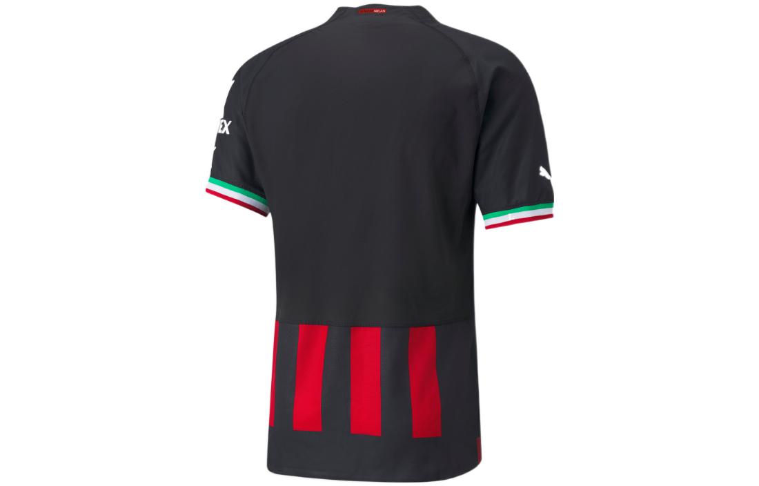 Lookbook PUMA Baju Retro Bola Sepak Berjalur dengan Cetakan Huruf. 765821-01