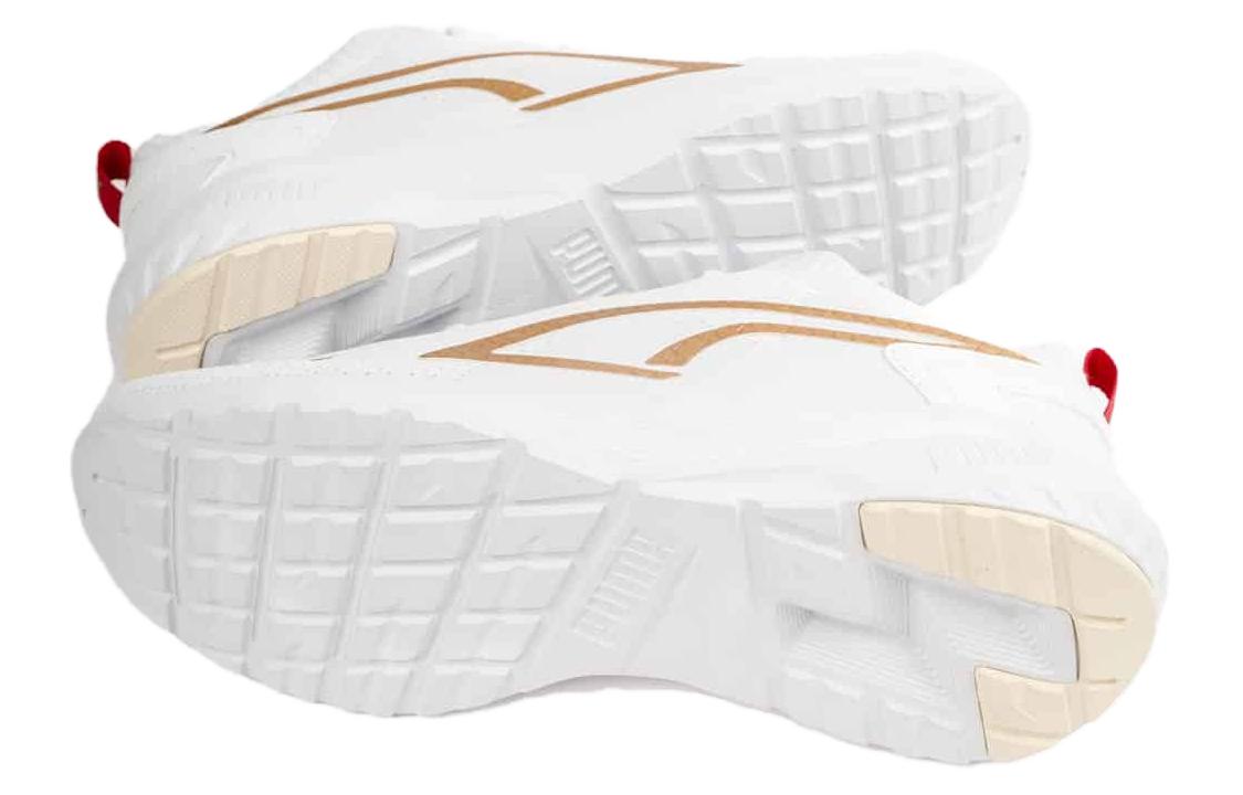 Shop PUMA 耐磨透氣 低幫 跑步鞋 男女同款 白金