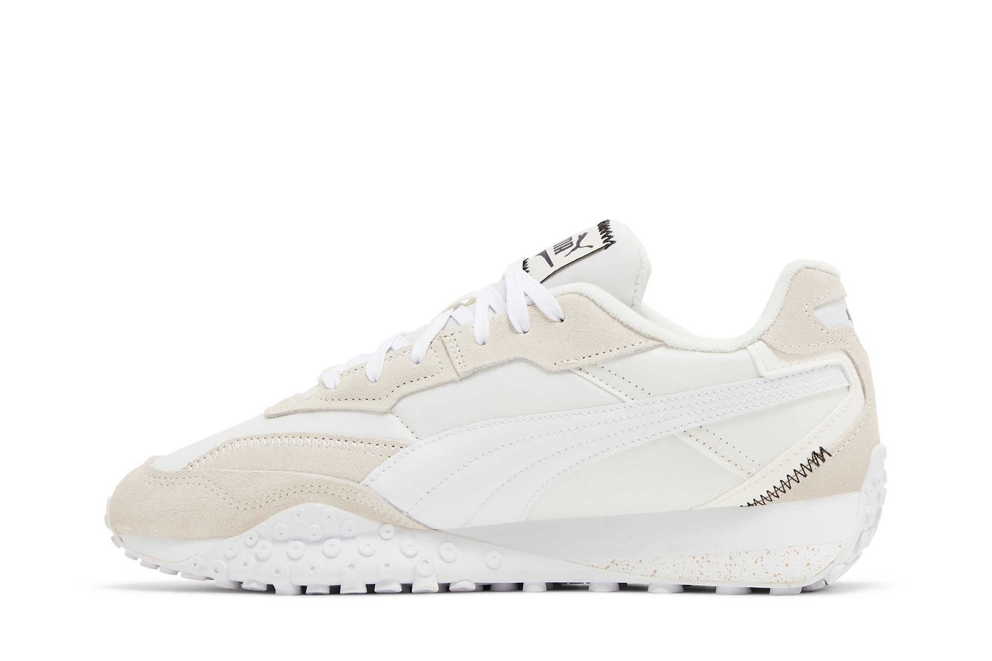 Shop PUMA 減震防滑耐磨 低筒 生活休閒鞋 男女同款 米白