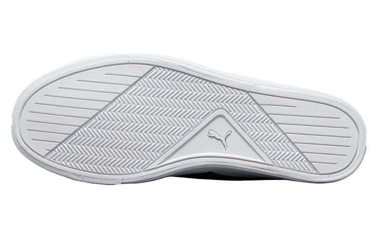 Shop Puma Capri 復古時尚休閒板鞋 白黑