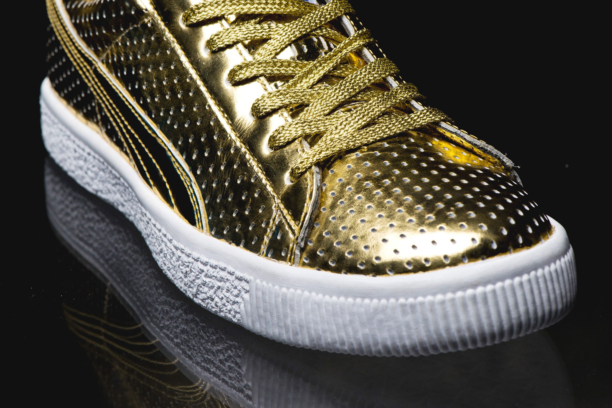 Shop Puma Clyde 'Emas Keseluruhan' 360646-01