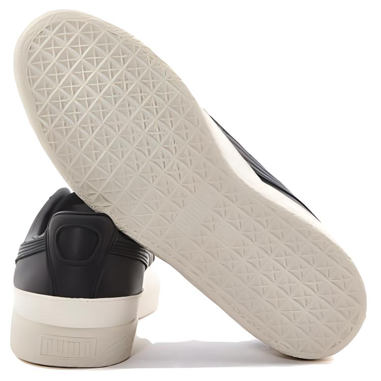 Shop Puma Clyde 黑白休閒板鞋