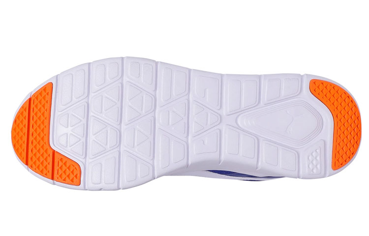 Shop Puma彈力必備 藍色 運動鞋