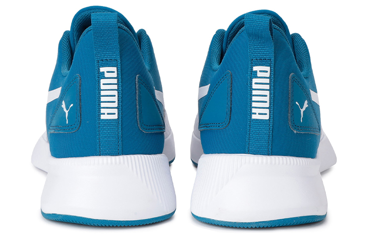 Shop Puma Flyer Runner 減震低筒運動跑步鞋 女款 藍白
