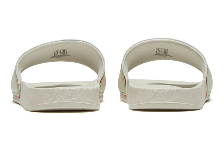 Shop Puma Leadcat 防滑運動拖鞋 男女同款 米白金