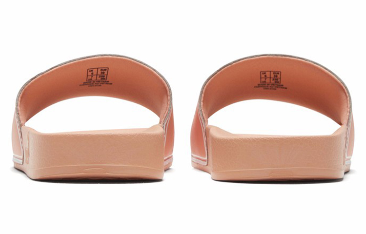 Shop Puma Leadcat 時尚運動拖鞋 男女同款 粉白