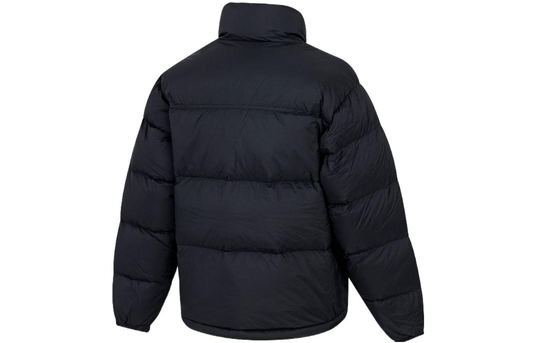 Lookbook PUMA 刺繡徽標立領拉鍊夾克 黑色絎縫外套。 933442-01