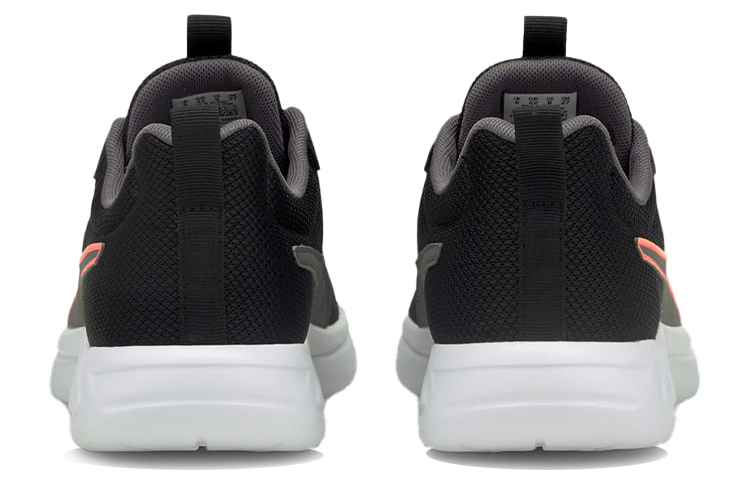 Shop Puma Resolve 低筒跑鞋 黑白色