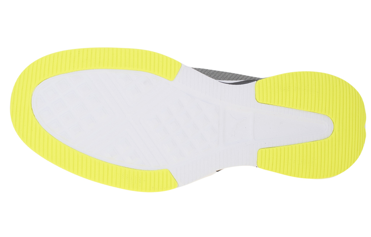 Shop Puma Retaliate 灰色低筒運動鞋