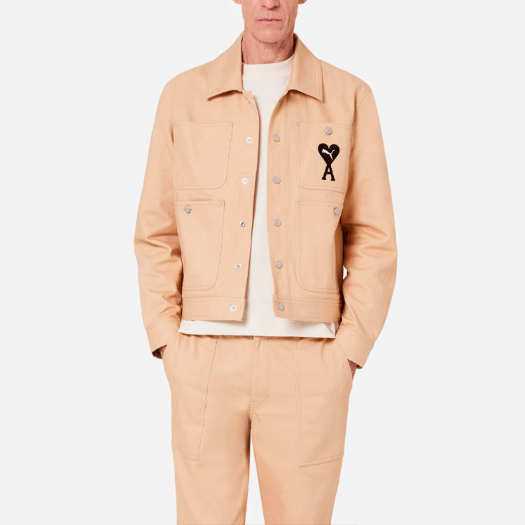 Lookbook PUMA x AMI Paris 愛心標誌卡其色襯衫外套聯名秋季系列. 534065-97